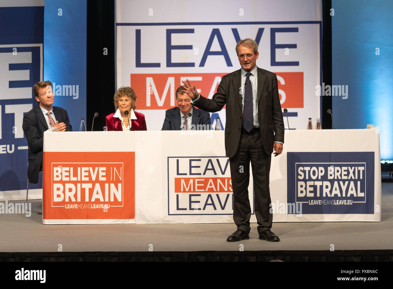 Harrogate, North Yorkshire, UK. 20. Oktober 2018. Kate Hoey MP, Owen Paterson MP, und Nigel Farage MDEP erscheinen bei einer Kundgebung in Harrogate und dem Harrogate Convention Center als Teil der Verlassen bedeutet Roadshow über Brexit zu sprechen lassen. Owen Paterson auf der Bühne in Harrogate. Credit: Gefangen Light Fotografie begrenzt/Alamy leben Nachrichten Stockfoto