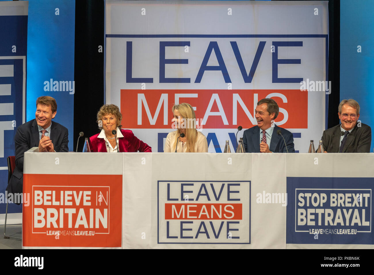 Harrogate, North Yorkshire, UK. 20. Oktober 2018. Kate Hoey MP, Owen Paterson MP, und Nigel Farage MDEP erscheinen bei einer Kundgebung in Harrogate und dem Harrogate Convention Center als Teil der Verlassen bedeutet Roadshow über Brexit zu sprechen lassen. Das Panel teilen ein Witz. Credit: Gefangen Light Fotografie begrenzt/Alamy leben Nachrichten Stockfoto