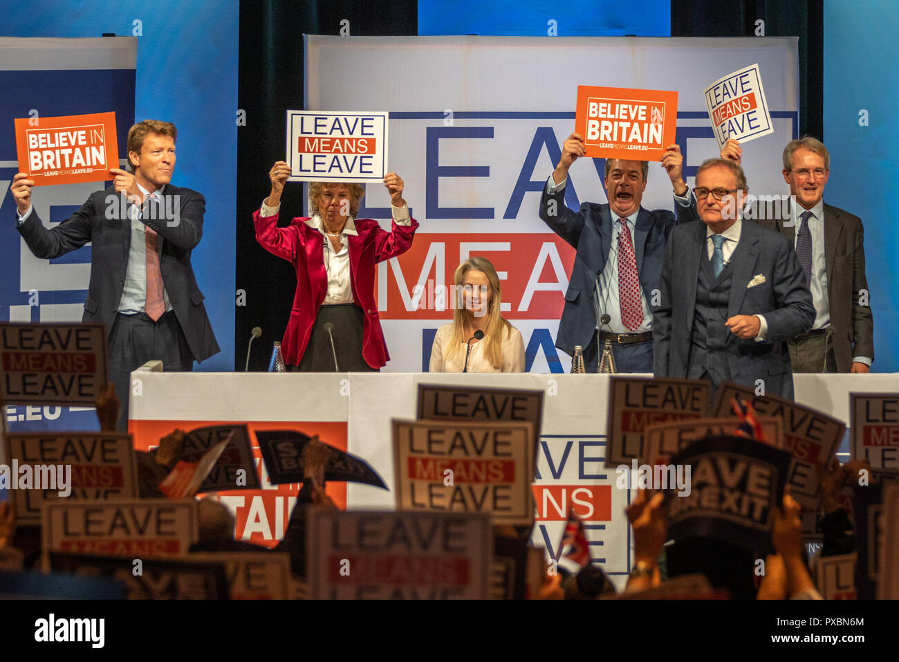 Harrogate, North Yorkshire, UK. 20. Oktober 2018. Kate Hoey MP, Owen Paterson MP, und Nigel Farage MDEP erscheinen bei einer Kundgebung in Harrogate und dem Harrogate Convention Center als Teil der Verlassen bedeutet Roadshow über Brexit zu sprechen lassen. Das Harrogate Ereignis zu einem Ende kommt. Credit: Gefangen Light Fotografie begrenzt/Alamy leben Nachrichten Stockfoto