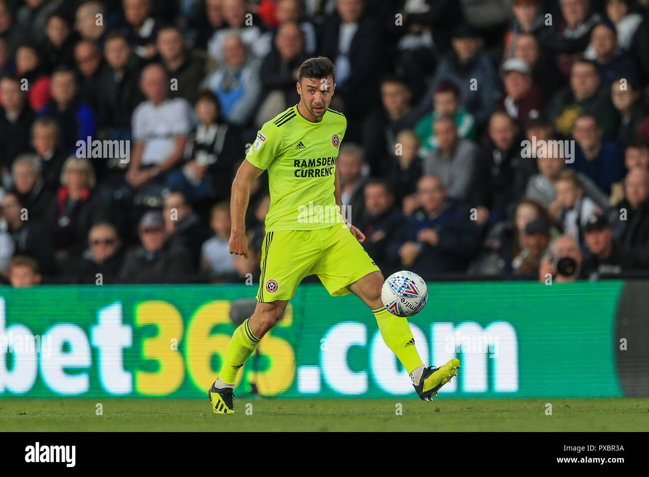 20. Oktober 2018, Pride Park, Derby, England; Sky Bet Meisterschaft, Derby County v Sheffield United; Enda Stevens (03) von Sheffield United mit dem Ball Quelle: Mark Cosgrove/News Bilder der Englischen Football League Bilder unterliegen DataCo Lizenz Stockfoto