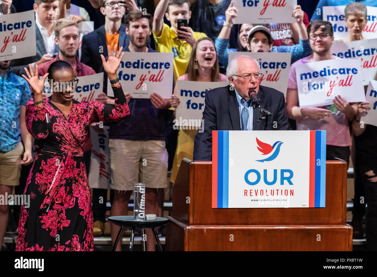 Columbia, South Carolina USA - Oktober 20, 2018: die Senatoren Bernie Sanders und Nina Turner melden Sie bemerkenswerte Südcarolina Progressisten in Hosting ein Gesundheitswesen Rallye durch politische Organisation", organisiert unsere Revolution' im Koger Center in der Innenstadt von Columbia. Stockfoto