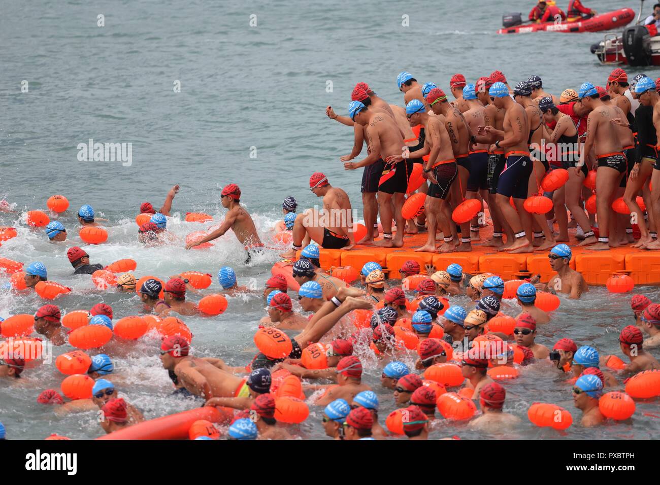 Hongkong, China. Okt, 2018 21. Tausend von Hong Kong Bürger nahmen an der jährlichen Cross Harbour Race 2018 heute Morgen. Okt-21, 2018 Hong Kong. ZUMA/Liau Chung-ren Credit: Liau Chung-ren/ZUMA Draht/Alamy leben Nachrichten Stockfoto