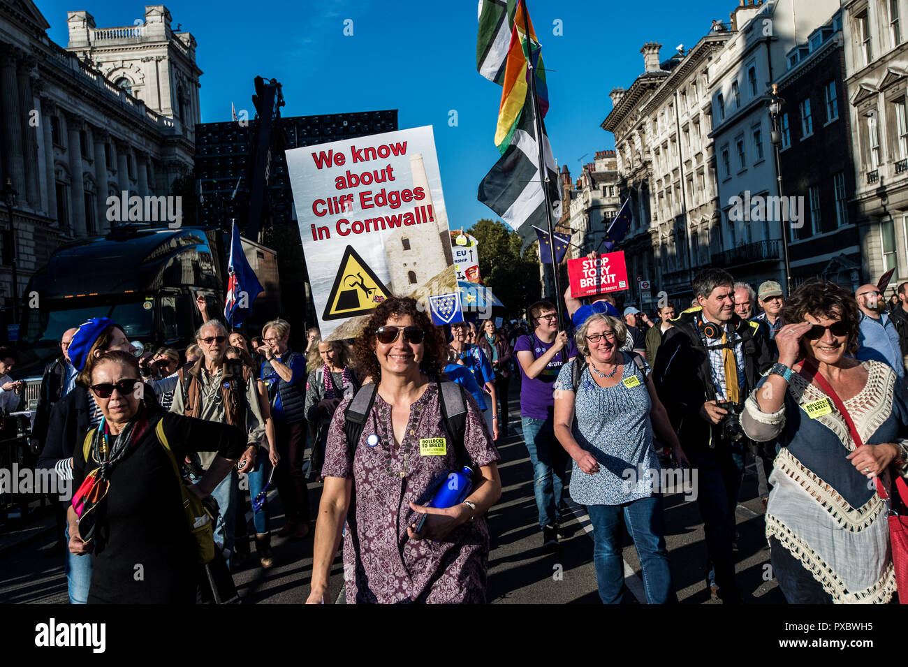 London, Großbritannien. Okt, 2018 20. Eine Frau gesehen zu Fuß neben einem Ant-Brexit Fahne während des März. Mehr als fünf hundert tausend Menschen marschierten von Park Lane, Parliament Square in das, was gesagt ist die größte öffentliche Protest gegen Brexit werden so weit. Der März ist für einen Menschen auf der abschließenden Brexit deal inmitten wachsender Unterstützung von Abgeordneten aus allen politischen Parteien zu verlangen. Credit: SOPA Images Limited/Alamy leben Nachrichten Stockfoto