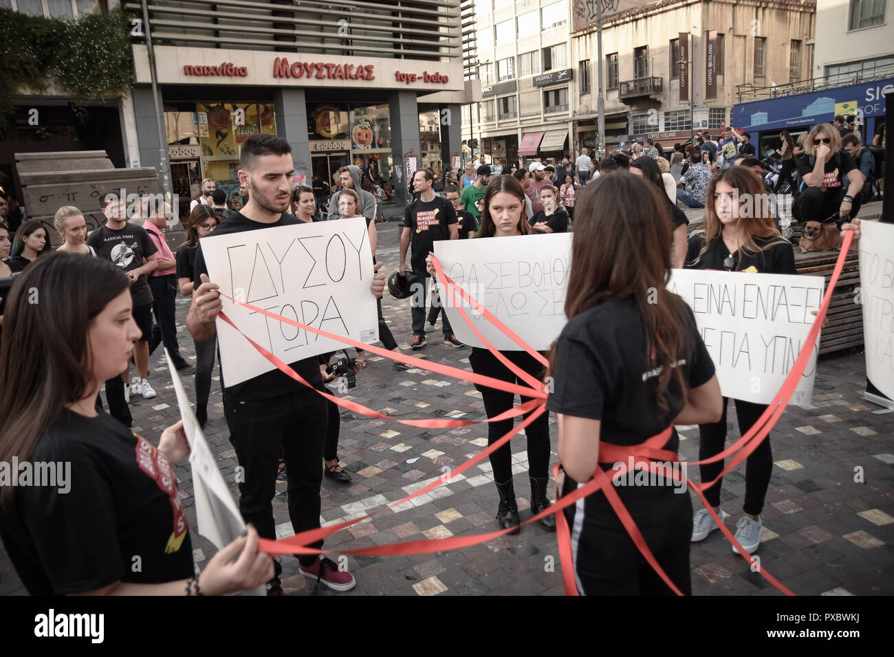 Athen, Griechenland. Okt, 2018 20. Die Teilnehmer werden gesehen, Plakate in der fünften Freiheit 2018 in Athen, ein Ereignis, das zielt darauf ab, das Bewusstsein über den Menschenhandel zu verbreiten und die Leute wissen zu lassen, dass Sklaverei noch existiert. Credit: SOPA Images Limited/Alamy leben Nachrichten Stockfoto