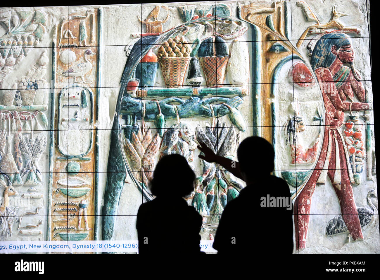 Cleveland, USA. 23 Aug, 2018. Besucher Blick auf ein interaktives Gerät an der Cleveland Museum für Kunst (CMA) in Cleveland, Ohio, USA, 23.08.2018. Das Hotel liegt etwa 8 km östlich von Downtown Cleveland, die CMA, die fast 45.000 Kunstwerke spanning 6.000 Jahre, ordnet durchweg als einer der besten umfassende Kunst Museen in den USA und eine der am häufigsten in der Welt besucht. Um mit der Funktion: Chinesische Kunst Sammlung fügt Appell an US-amerikanischen Rust Belt Stadt Credit: Wang Ying/Xinhua/Alamy leben Nachrichten Stockfoto