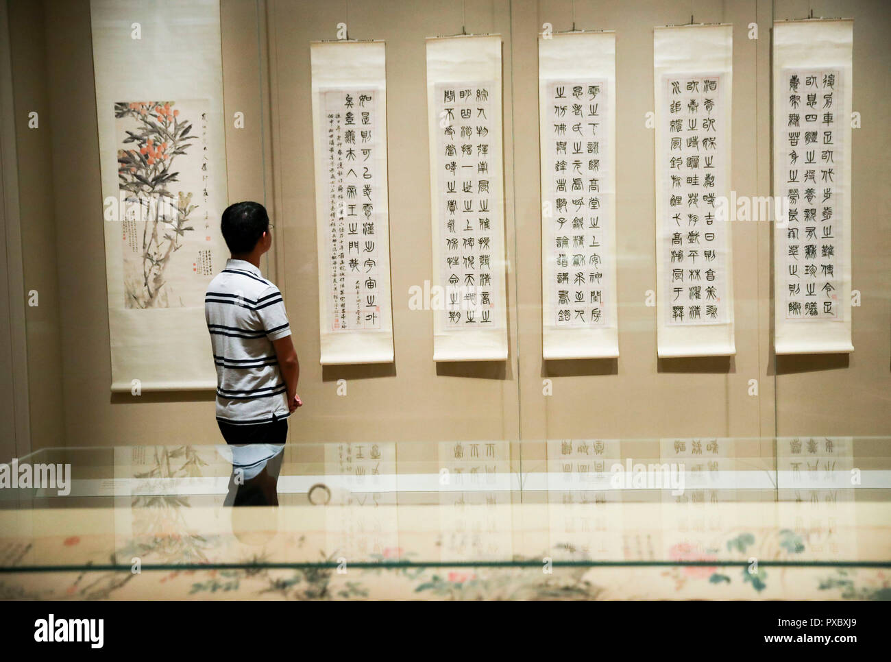Cleveland, USA. 23 Aug, 2018. Ein Besucher schaut sich chinesische Kalligraphie arbeitet im Cleveland Museum der kunst (CMA) in Cleveland, Ohio, USA, 23.08.2018. Das Hotel liegt etwa 8 km östlich von Downtown Cleveland, die CMA, die fast 45.000 Kunstwerke spanning 6.000 Jahre, ordnet durchweg als einer der besten umfassende Kunst Museen in den USA und eine der am häufigsten in der Welt besucht. Um mit der Funktion: Chinesische Kunst Sammlung fügt Appell an US-amerikanischen Rust Belt Stadt Credit: Wang Ying/Xinhua/Alamy leben Nachrichten Stockfoto