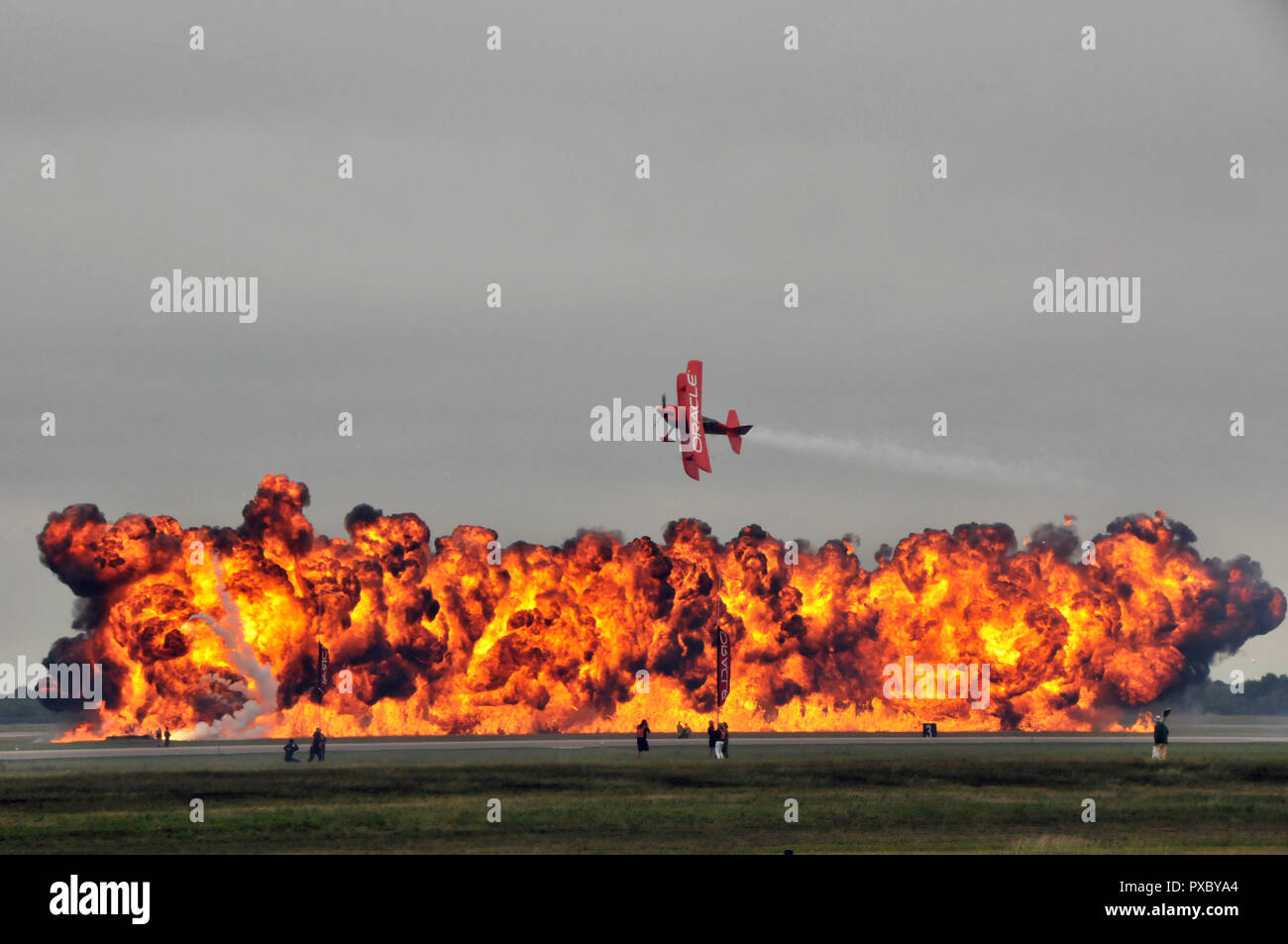 Houston, USA. Okt, 2018 20. Aerobatic pilot Sean Doherty Tucker fliegt das Flugzeug in Flammen während seines öffentlichen Solo Performance Demonstration während der Flügel über Houston Airshow im Ellington Flughafen in Houston, Texas, USA, am Okt. 20, 2018. Die 34. jährliche Flügel über Houston Airshow startete an der Ellington Flughafen im US-Bundesstaat Texas in den Vereinigten Samstag, mit spannend Antenne Performances und Displays. Credit: Liu Liwei/Xinhua/Alamy leben Nachrichten Stockfoto