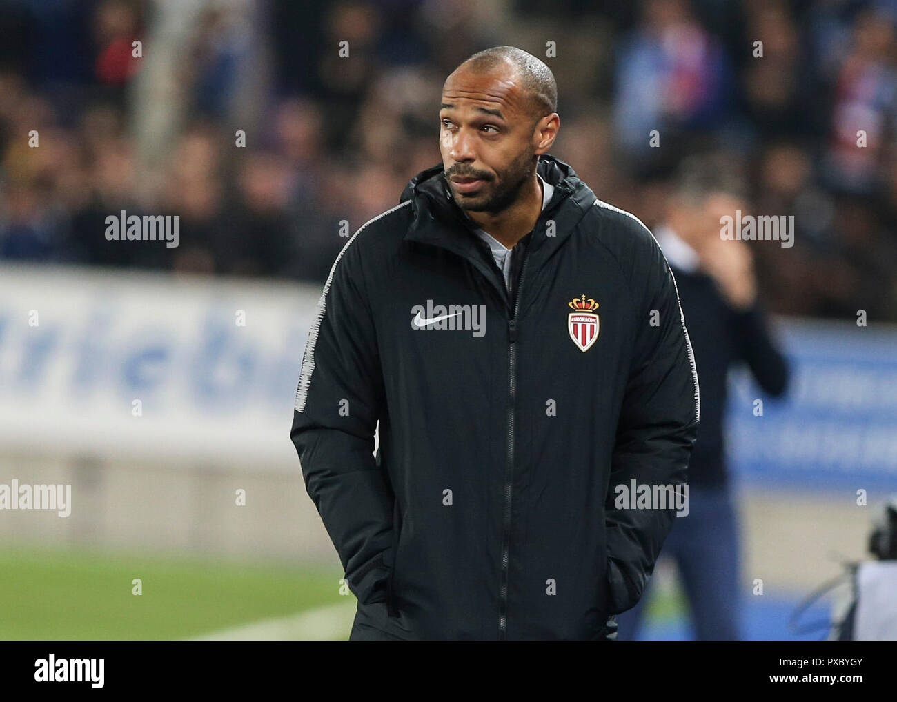 Monaco französische Trainer Thierry Henry während der Französischen L1 Fußballspiel zwischen Straßburg (Rcsa) und Monaco auf der Meinau Stadion in Straßburg betrachtet. Endergebnis: Straßburg 2 - 1 Monaco Stockfoto