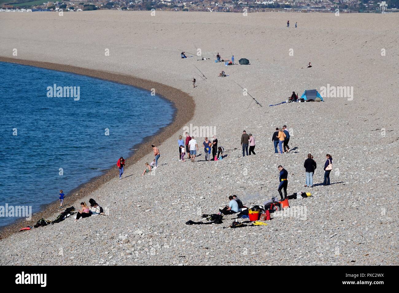 Dorset, Großbritannien. Okt 2018 21. Die Menschen genießen das warme Wetter am Chesil Beach in Dorset Credit: Finnbarr Webster/Alamy leben Nachrichten Stockfoto