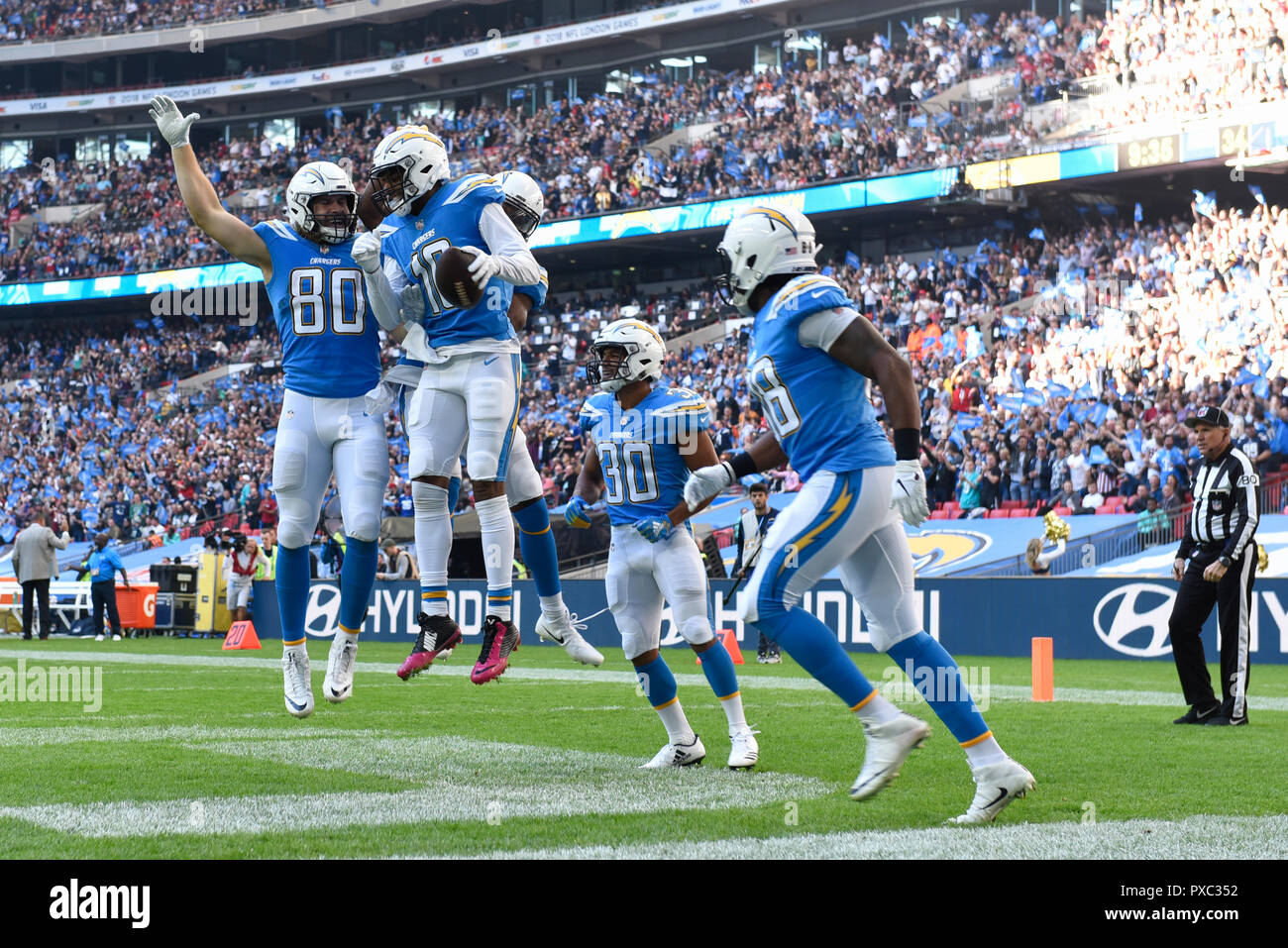 London, Großbritannien. 21. Oktober 2018. Wide Receiver Artavis Scott (10) Die Ladegeräte feiert einen Touchdown. Tennessee Titans bei Los Angeles Ladegeräte NFL Spiel im Wembley Stadium, der zweite der NFL London 2018 Spiele. Credit: Stephen Chung/Alamy leben Nachrichten Stockfoto