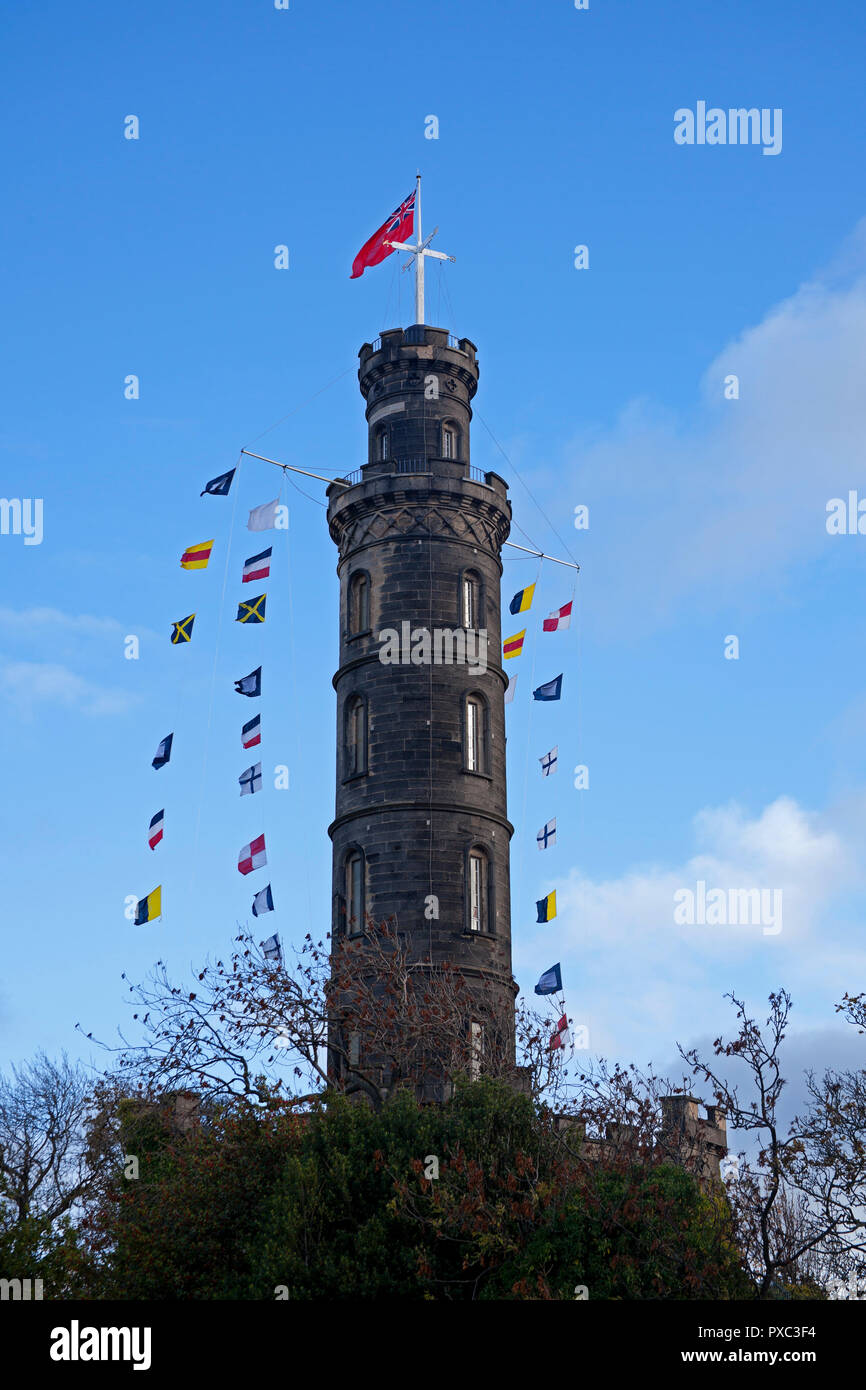 Calton Hill, Edinburgh, Schottland. 21. Okt. 2018. Flags flying von Nelson Denkmal auf Edinburgh's Calton Hill Trafalgar Tag der Feier der Sieg der Royal Navy unter dem Kommando von vizeadmiral Horatio Nelson gewann, über den kombinierten französischen und spanischen Flotten in der Schlacht von Trafalgar am 21. Oktober 1805 zu gedenken. Stockfoto