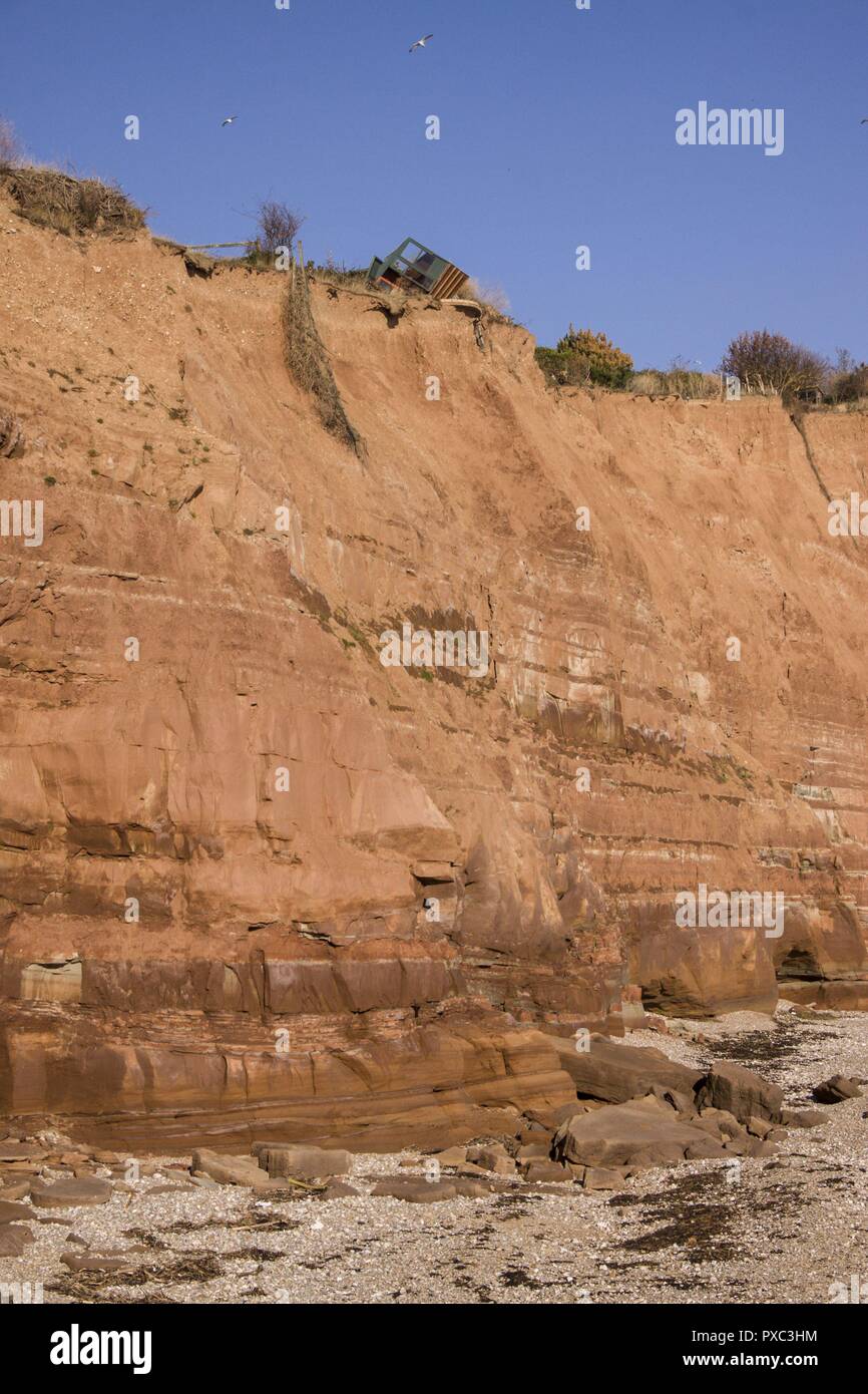 Sidmouth, Großbritannien. Okt 2018 21. Gehen, Gehen - fast weg. Die Erosion der Küsten Ansprüche ein weiteres Opfer als "hed von Sidmouth 'zusammenbricht an der Klippe. Die mittlerweile berüchtigten Halle fast im April dieses Jahres verschwunden, nach der die Eigentümer ein Schild "Zum Verkauf", um die gefährliche Struktur hinzugefügt. Ein Pub gelaufen ist, ein Buch auf, wie lange die Halle überleben würde. Foto Central/Alamy leben Nachrichten Stockfoto