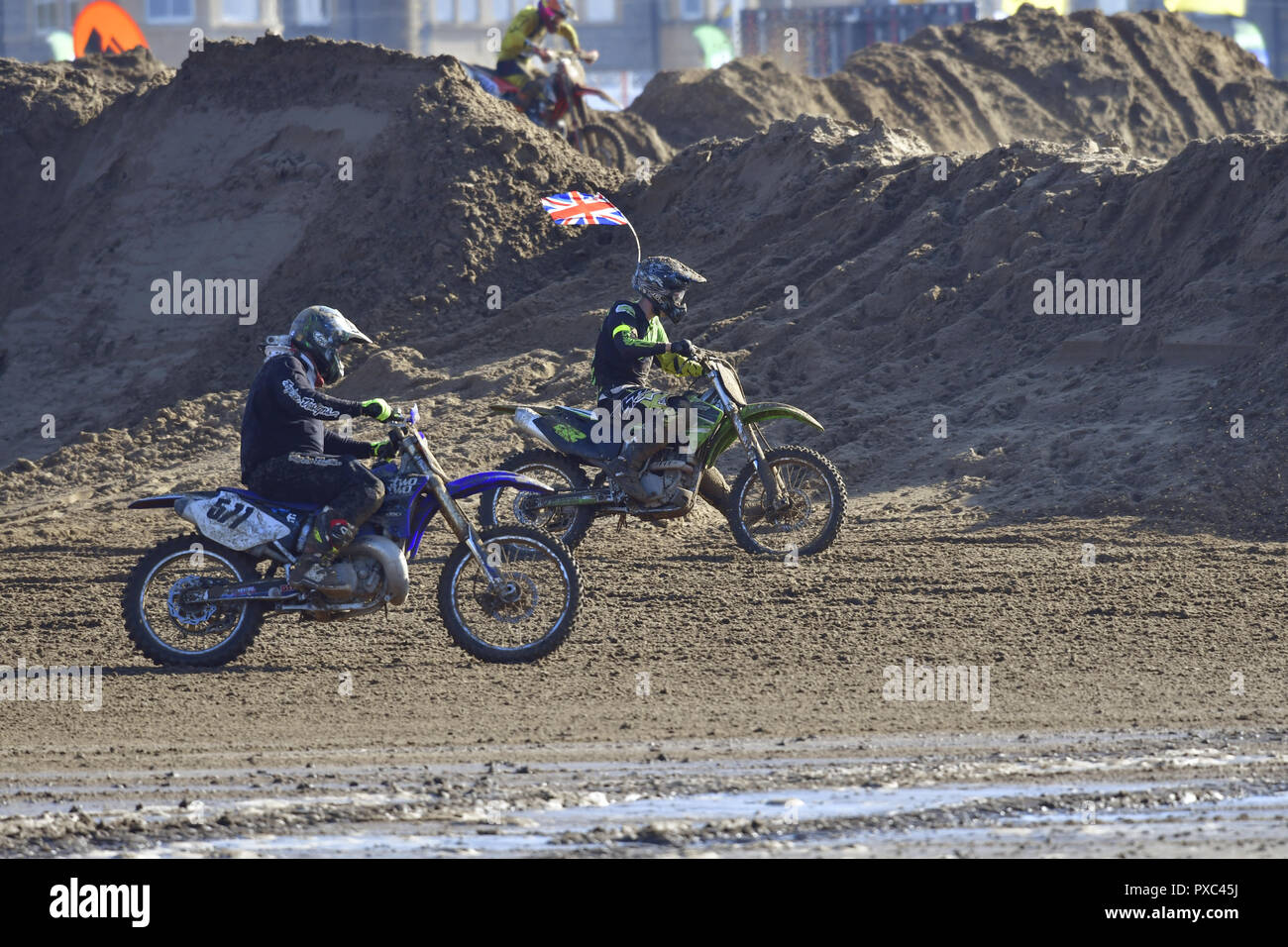 Weston Super Mare, Großbritannien. Okt 2018 21. Großbritanniens größten Radrennen am Meer bei Weston Super Mare. Berge von Sand sind in einem sehr harten Rennen Strecke am Meer entlang und zurück vorbei an den Start- und Ziellinie. In diesem Jahr der 36. Jahr der Fall. Tausende von Besuchern assend einen schnellen und furiosen Rennen zu beobachten. Robert Timoney/Ive/News. Credit: Robert Timoney/Alamy leben Nachrichten Stockfoto