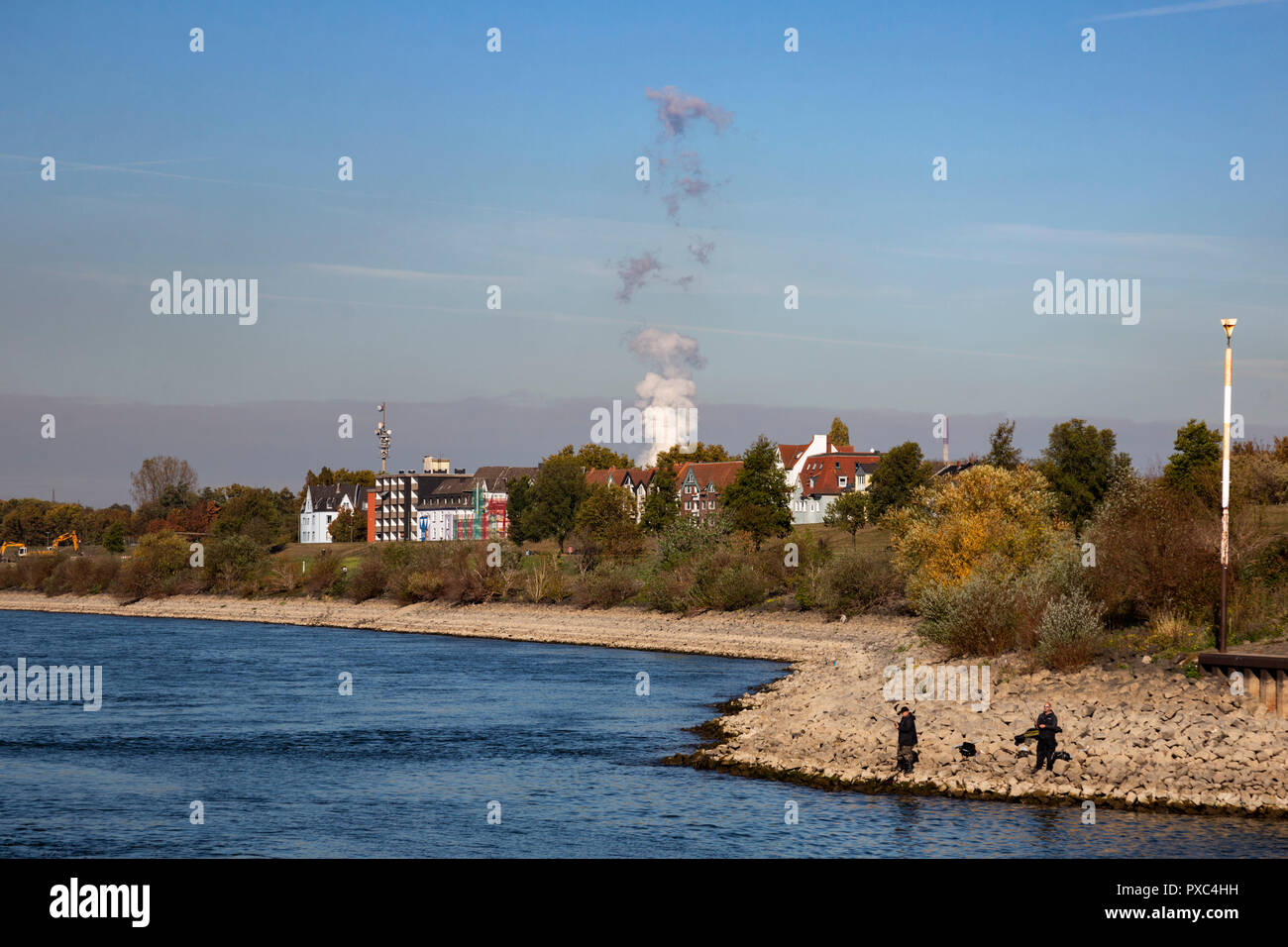 Duisburg, Deutschland. 21. Oktober 2018. Die Fischer ihre Angeln Casting aus Bereichen, die normalerweise von Wasser bedeckt sind. Historisch niedrige Wasserstände setzen Sie das Flussbett des Rheins in Ruhrort, der Hafen von Duisburg. Die niedrige Wasserstände verursachen Probleme für den Versand und werden voraussichtlich weiter verschlechtern, während die Trockenheit andauert. Foto: 51 North/Alamy Credit: 51 North/Alamy leben Nachrichten Stockfoto