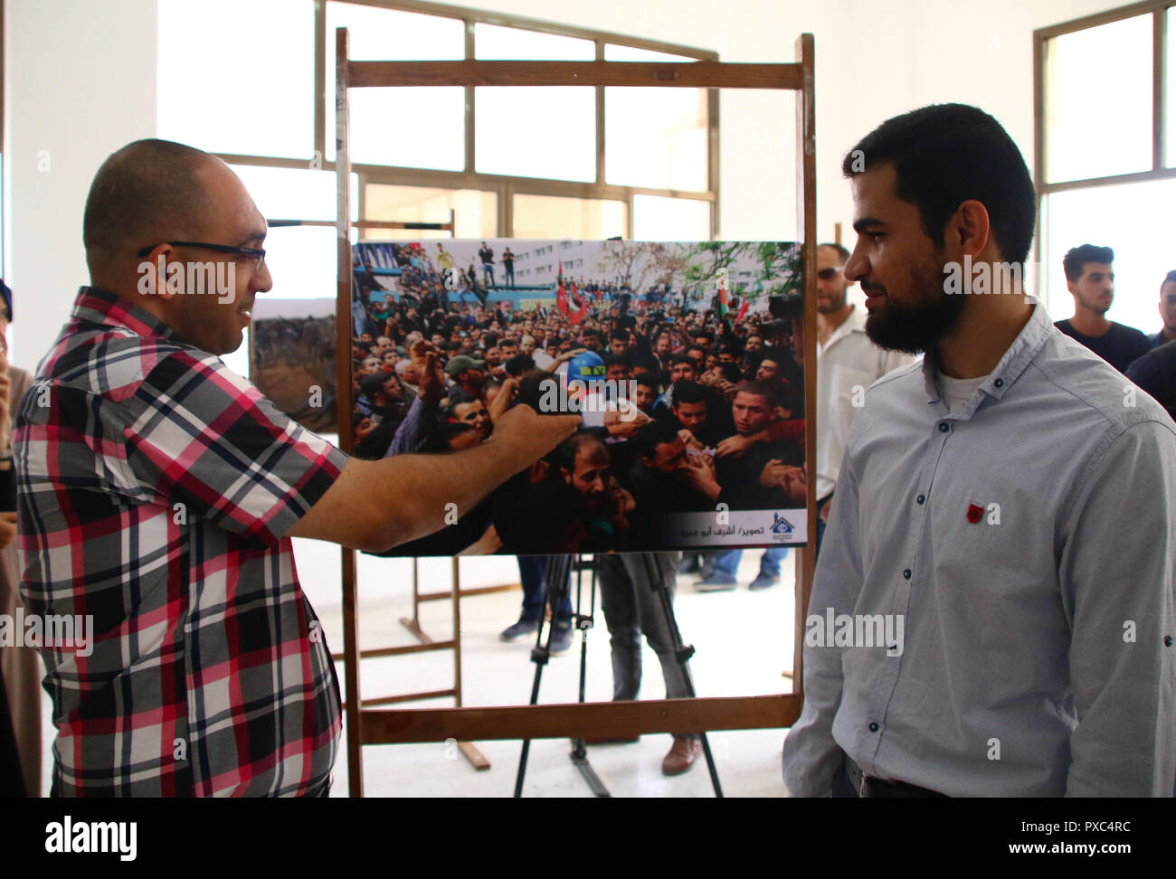 In Gaza. Okt 2018 21. Eine Fotoausstellung von fotojournalisten Attia Darwish und Ashraf Abu Amra hat an der Universität in Gaza Stadt eingeweiht, die Gefahren, die von Journalisten, die über den "Großen März Rendite'' Gaza-Israeli Kundgebungen entlang der Grenze konfrontiert zu markieren. Die Ausstellung umfasst 52 Fotografien, zeigt, wie mehrere palästinensische Journalisten haben ihr Leben riskieren und Gliedmaßen, die Proteste zu melden., Kredit: ZUMA Press, Inc./Alamy leben Nachrichten Stockfoto