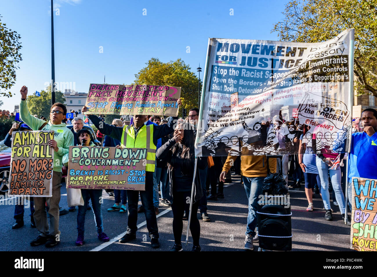 London, Großbritannien. Okt 2018 20. Bewegung für Gerechtigkeit protestierte auf Piccadilly vor der Abstimmung März für ein Ende Brexit, die Rassistisch ist. Sie wollen ein Ende der Sündenbock von Einwanderern und für ein Ende der feindlichen Umwelt, die Familien auseinander reißen und Amnestie für alle Anwesenden hier und zu einer Verlängerung der Freizügigkeit in der Gemeinschaft zu gehören. Credit: ZUMA Press, Inc./Alamy leben Nachrichten Stockfoto