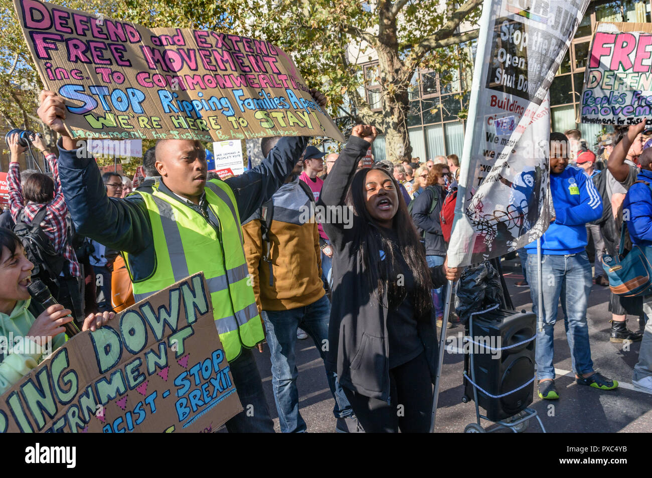 London, Großbritannien. Okt 2018 20. Bewegung für Gerechtigkeit protestierte auf Piccadilly vor der Abstimmung März für ein Ende Brexit, die Rassistisch ist. Sie wollen ein Ende der Sündenbock von Einwanderern und für ein Ende der feindlichen Umwelt, die Familien auseinander reißen und Amnestie für alle Anwesenden hier und zu einer Verlängerung der Freizügigkeit in der Gemeinschaft zu gehören. Credit: ZUMA Press, Inc./Alamy leben Nachrichten Stockfoto