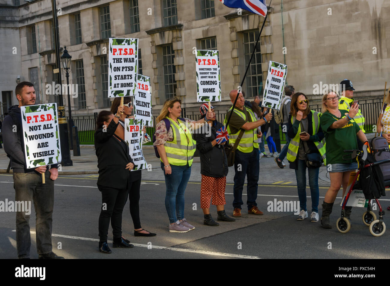 London, Großbritannien. Okt 2018 20. Veteranen United gegen Selbstmord Protest außerhalb des Bundesministeriums der Verteidigung fordert mehr zu Service Männer und Veteranen im Kampf gegen ihre Entwicklung von PTSD zu helfen und schließlich Selbstmord. Mindestens 47 aktuelle Kräfte Personal und Veteranen haben in diesem Jahr Selbstmord begangen, obwohl die tatsächliche Zahl wesentlich höher zu sein gedacht ist. Credit: ZUMA Press, Inc./Alamy leben Nachrichten Stockfoto