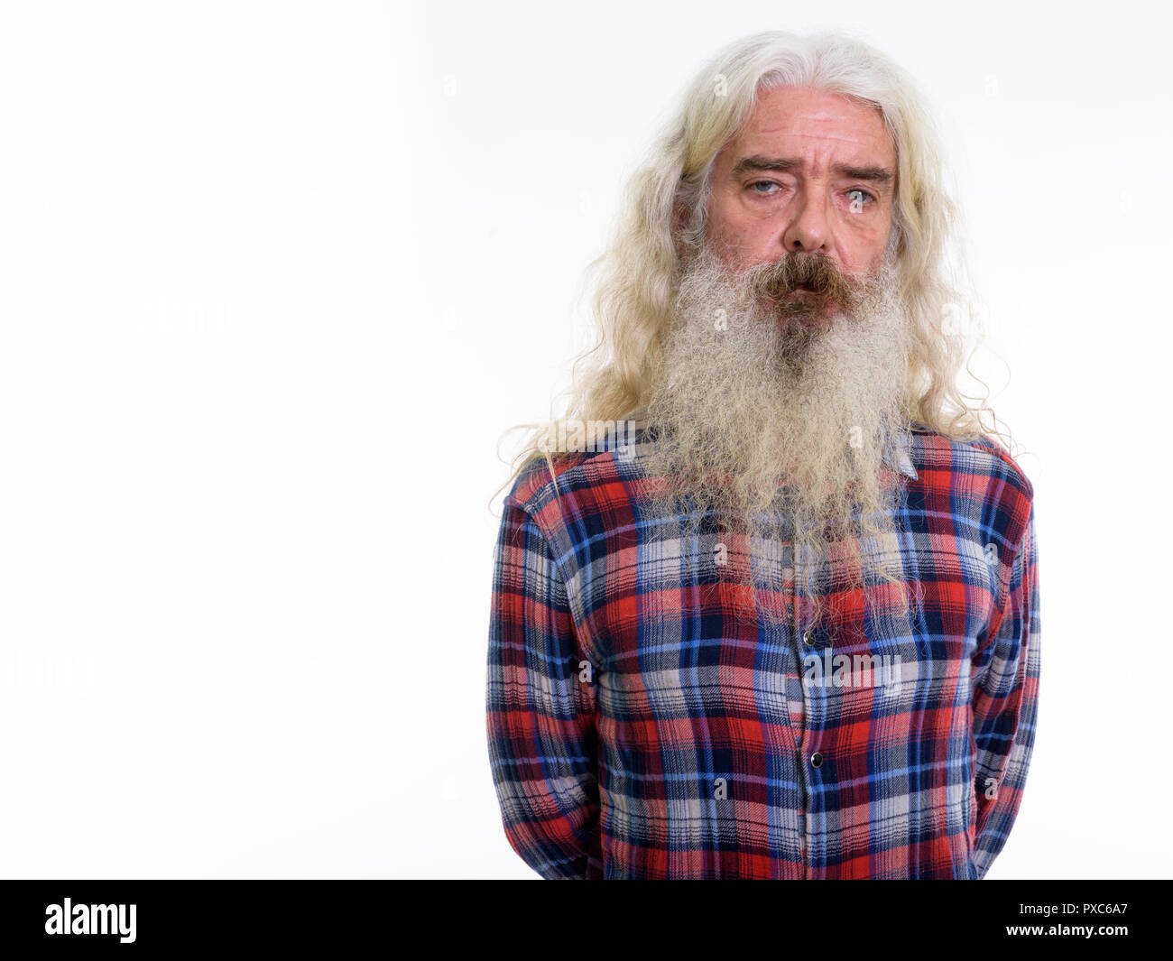 Studio shot der älteren bärtigen Mann mit grauem Bart und langes Haar Stockfoto