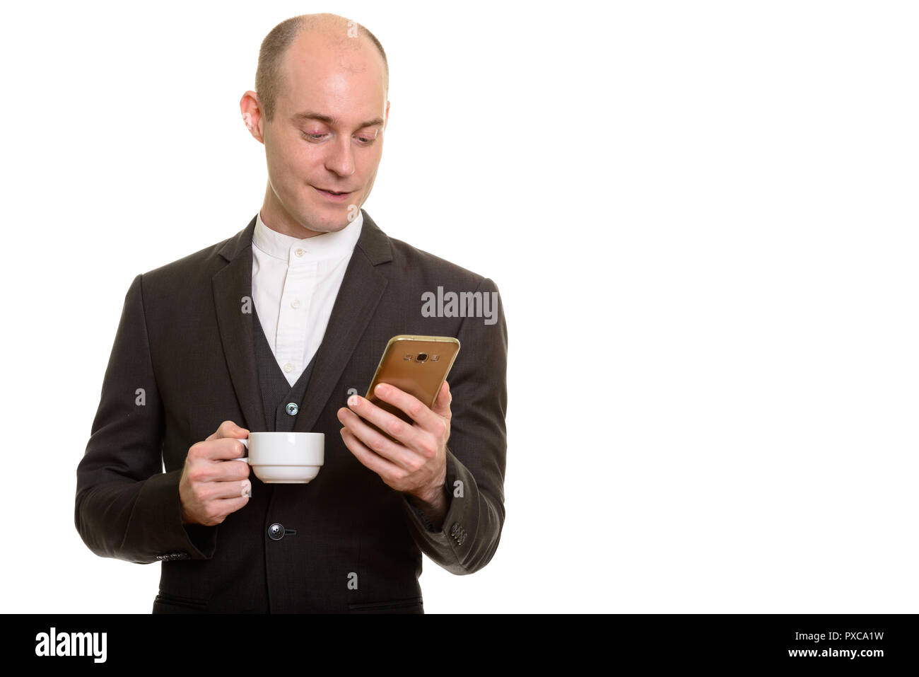 Gerne kahl Kaukasischen Geschäftsmann lächelnd, während Sie mobile Ph Stockfoto