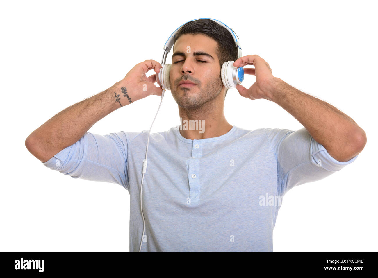 Jungen schönen persischen Mann Hören von Musik mit geschlossenen Augen Stockfoto