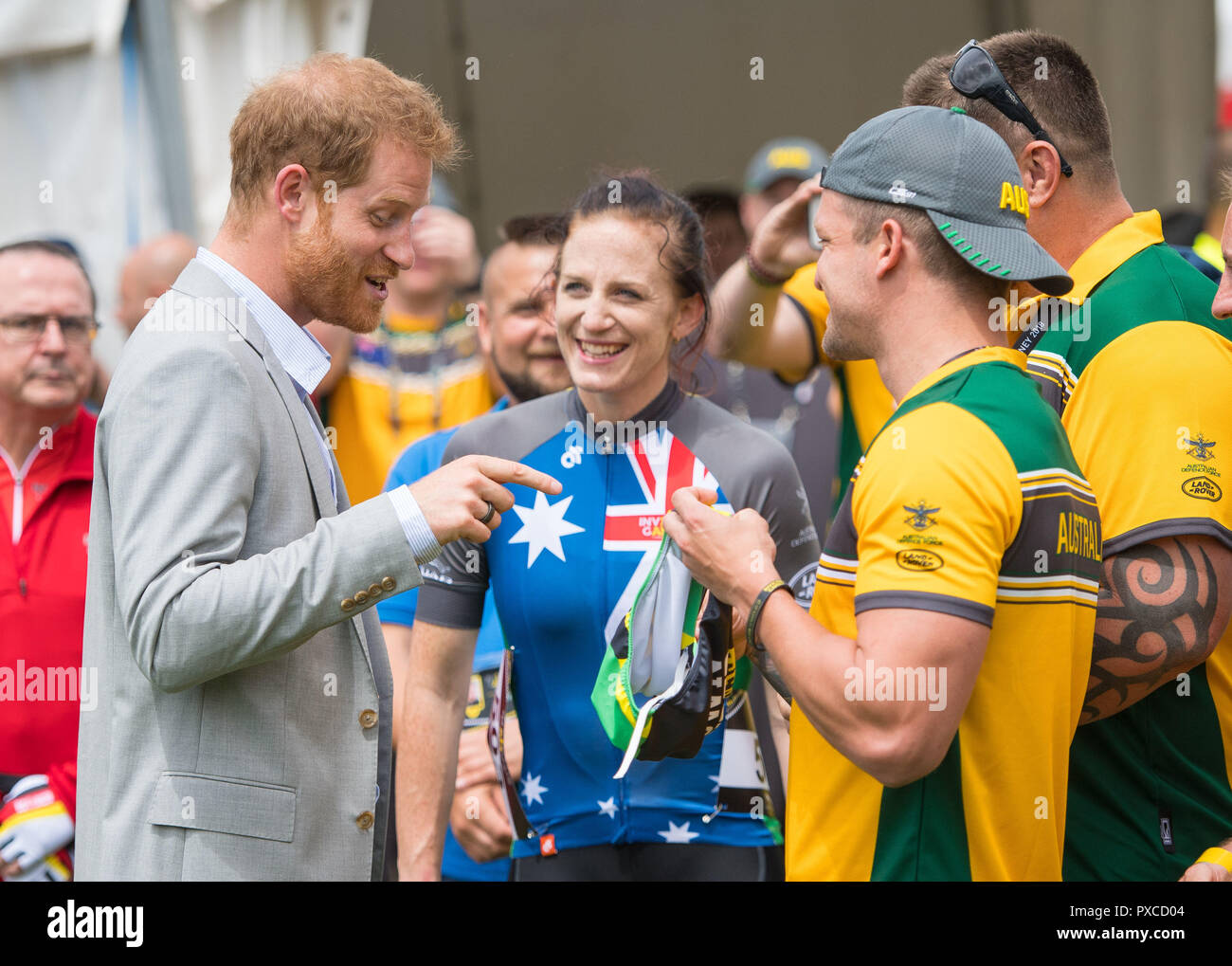 Der Herzog von Sussex reagiert wie australische Invictus Games Athlet Benjamin Yeomans fragt ihn so ein paar Badehose unterzeichnen, an der Invictus Games 2018 Radfahren im Botanischen Gärten, Sydney, am Tag sechs der das königliche Paar Besuch in Australien. Stockfoto