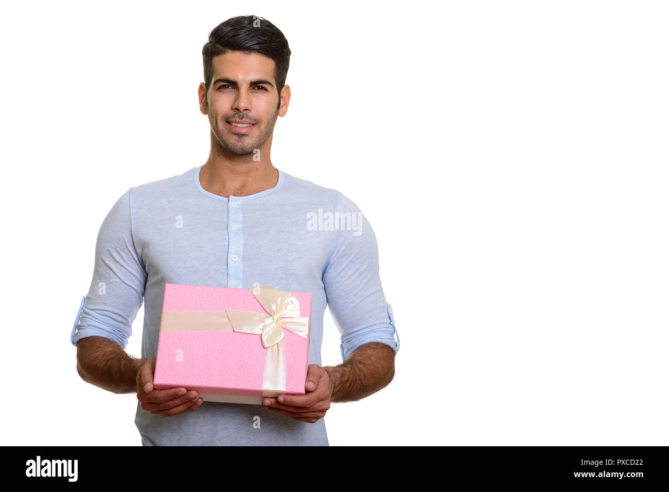 Junge glücklich Persischen Mann und lächelnd Geschenkbox Stockfoto