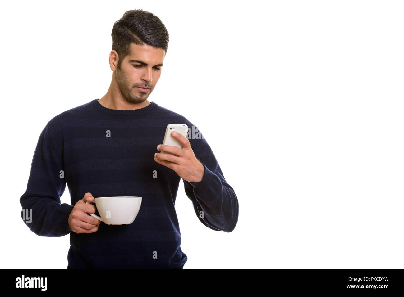 Jungen schönen persischen Mann mit Handy während coff Holding Stockfoto