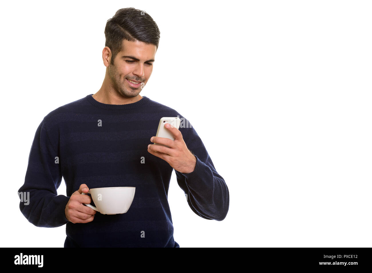 Junge glücklich Persischen Mann lächelnd und mit Handy während Fei Stockfoto