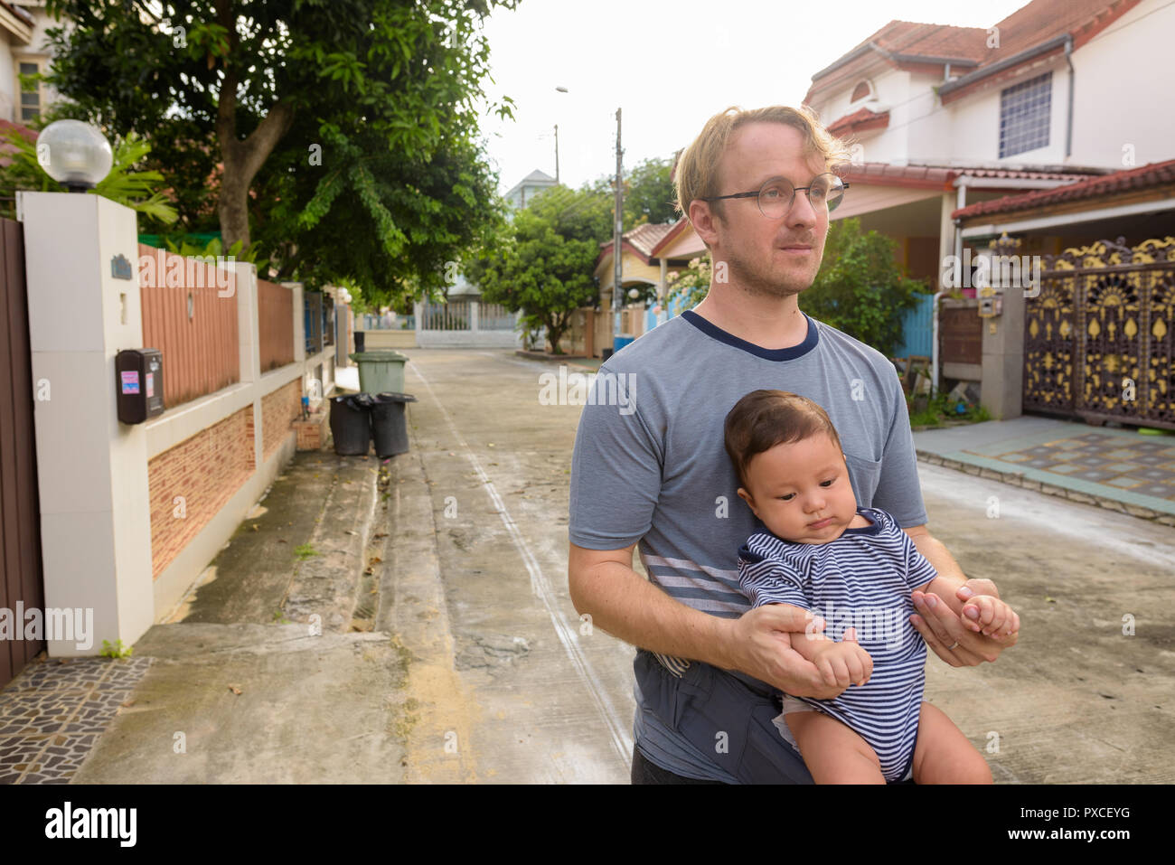 Vater und Sohn kleben zusammen zu Hause im Freien Stockfoto