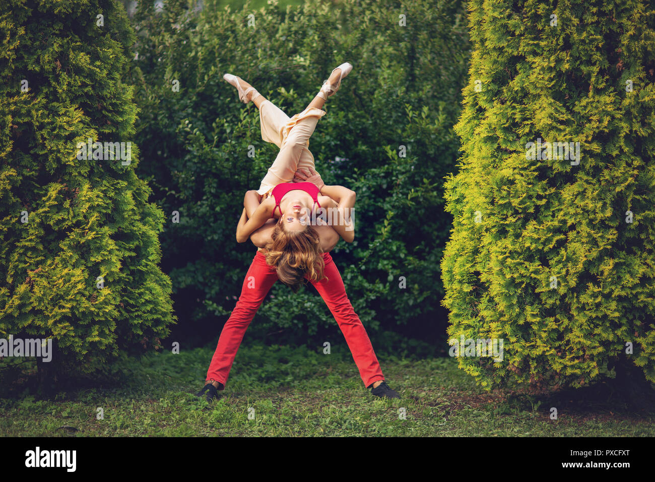Schönes modernes Ballett Paar tanzen im Sommer im Freien Stockfoto