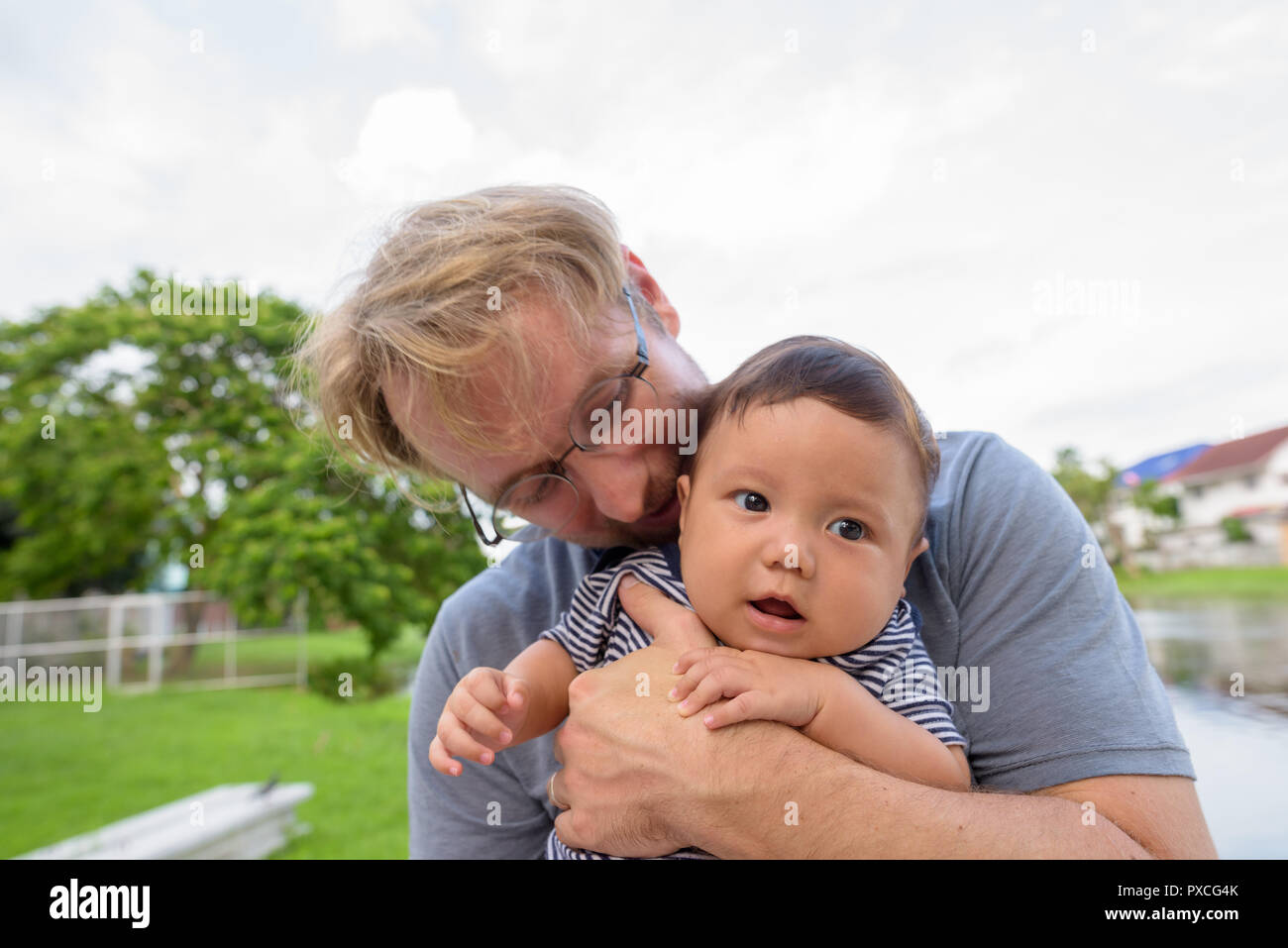 Vater und Sohn kleben zusammen zu Hause im Freien Stockfoto