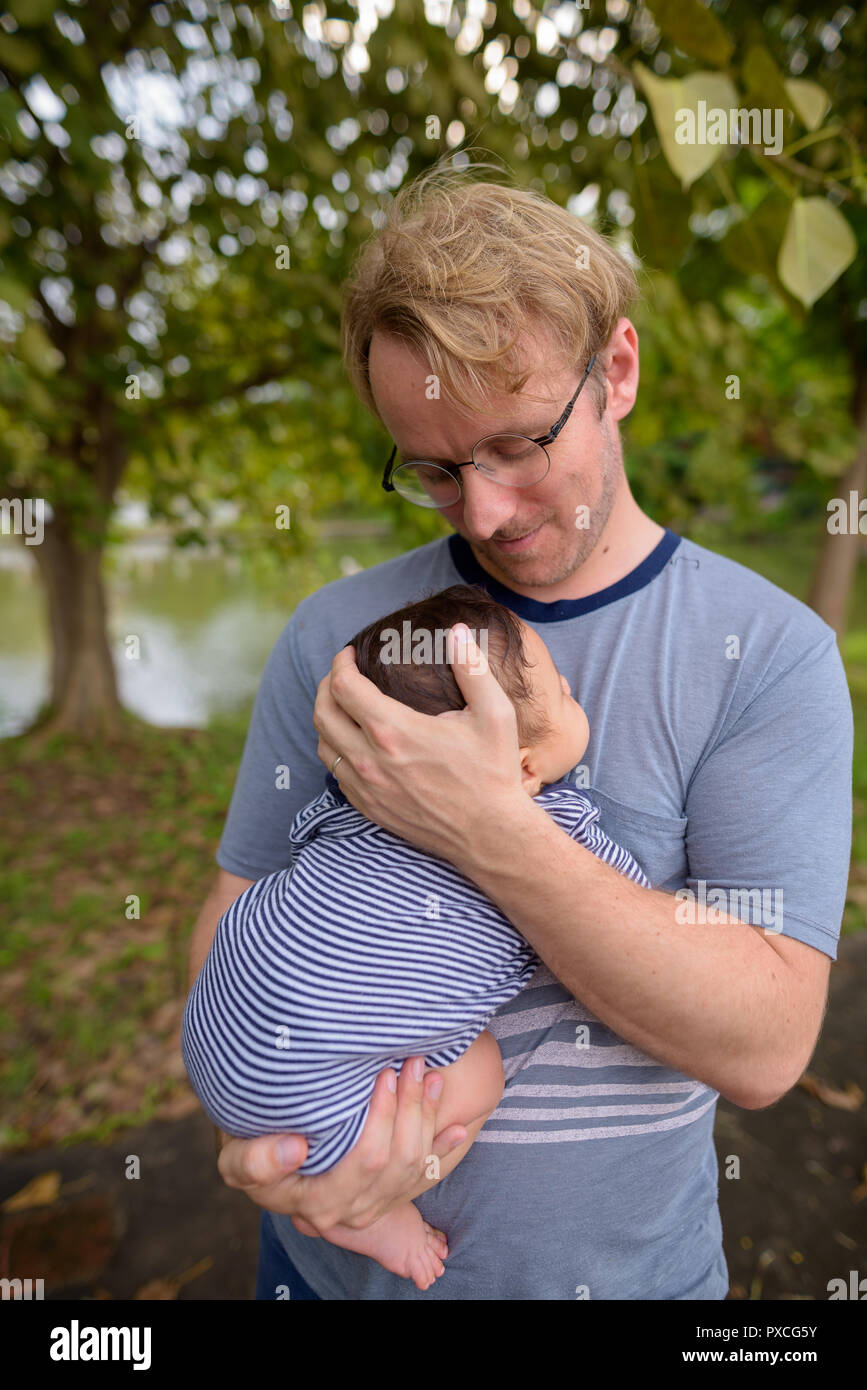 Vater und Sohn kleben zusammen im Park Stockfoto