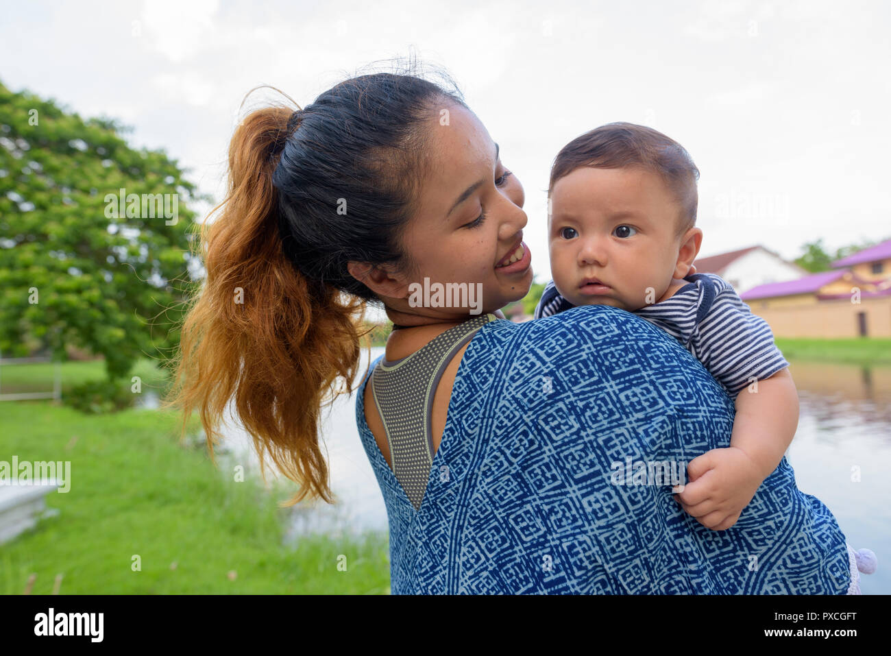 Mutter und Sohn kleben zusammen im Park Stockfoto