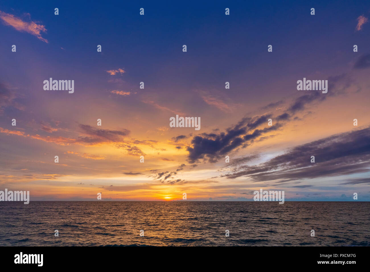 Sonnenuntergang über das Andaman Meer, wie von einem Strand in Phuket, Thailand gesehen Stockfoto