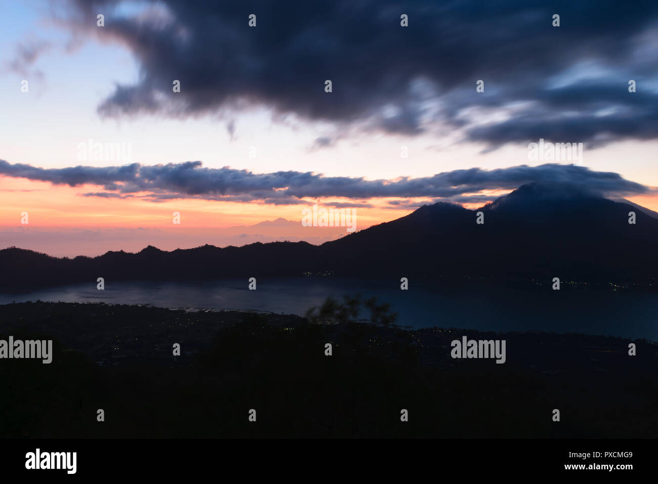 Sonnenaufgang Blick von Gunung Batur Vulkan auf Bali, Indonesien mit sichtbaren Silhouette des Mount Agung Vulkan Rinjani Berge Stockfoto