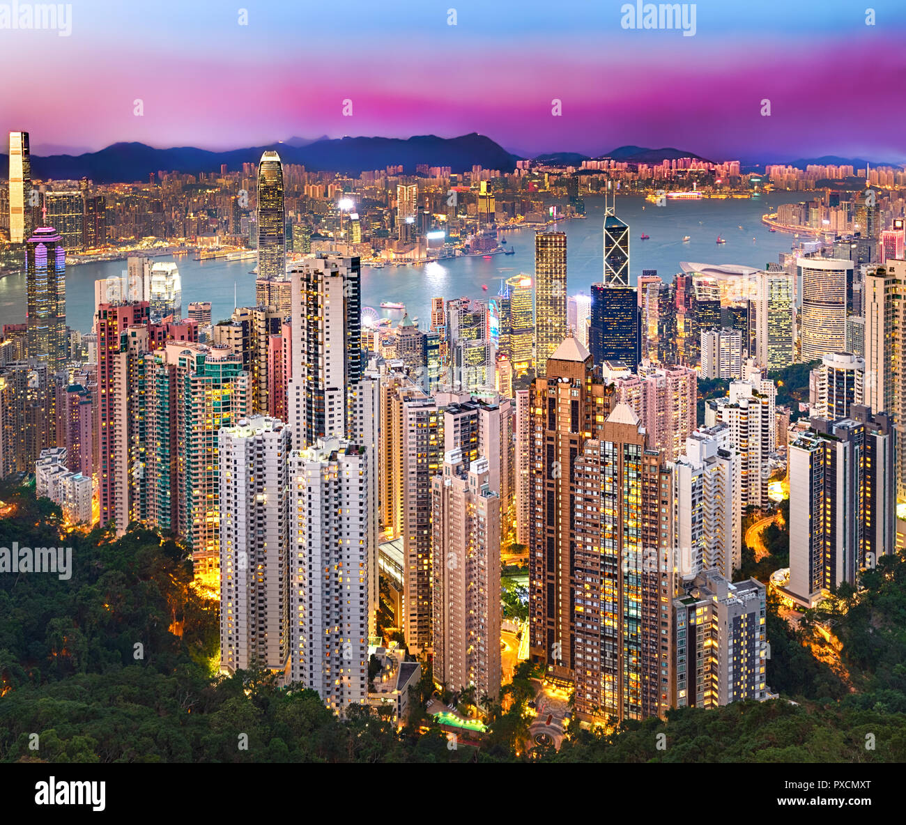 Skyline von Hongkong bei Sonnenuntergang. Nacht Blick vom Victoria Peak Stockfoto