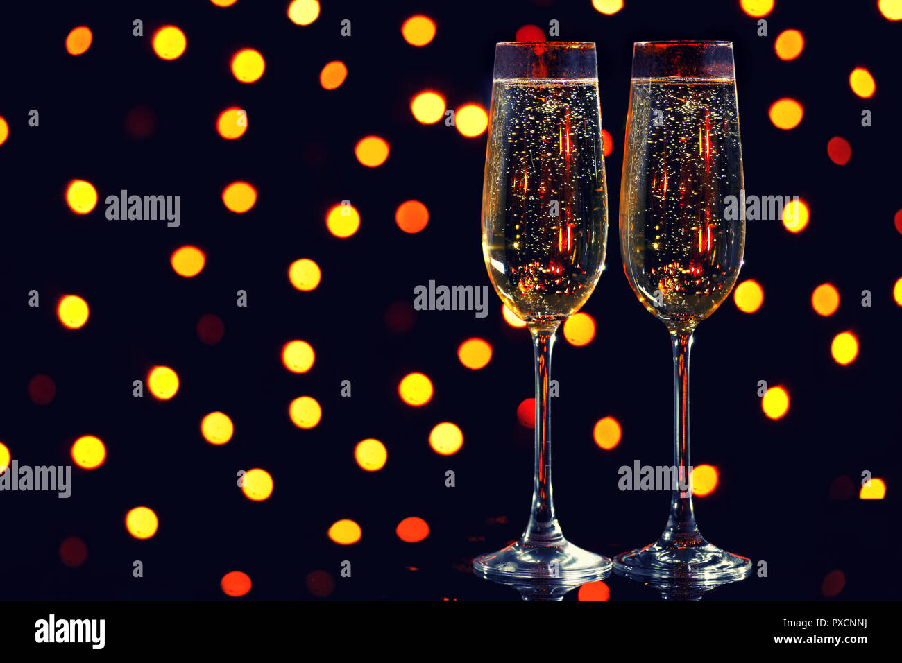 Zwei Gläser Champagner auf bokeh Hintergrund Stockfoto