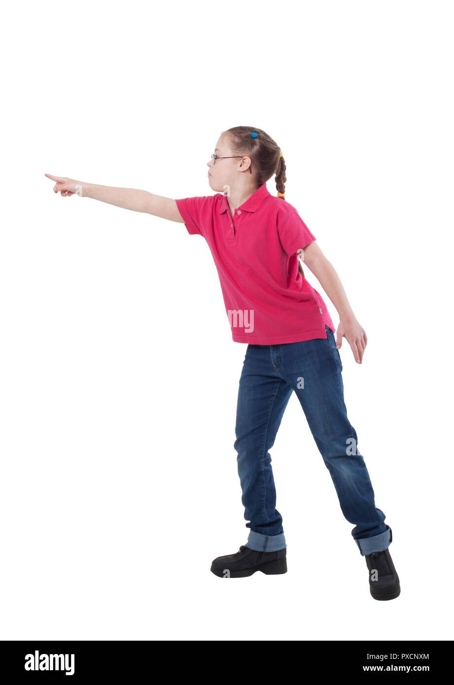 Ein Mädchen mit besonderen Bedürfnissen im Profil im vollen Wachstum zeigt etwas auf weißem Hintergrund Stockfoto