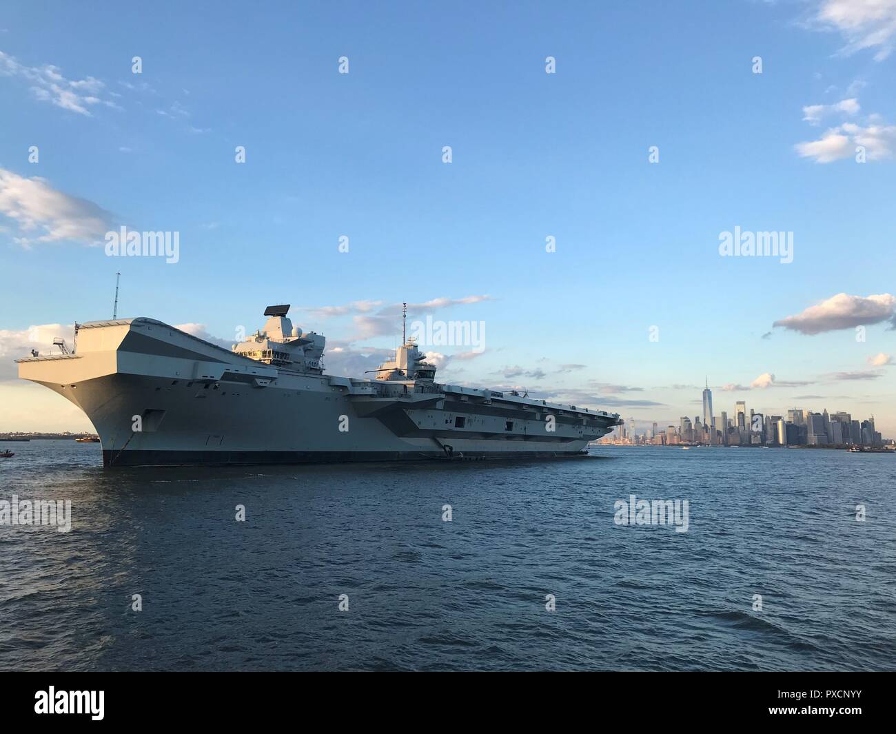 In Großbritannien neue Flugzeugträger HMS Queen Elizabeth am Anker zwei Meilen von Manhattan bei ihrem Besuch in New York City. Stockfoto