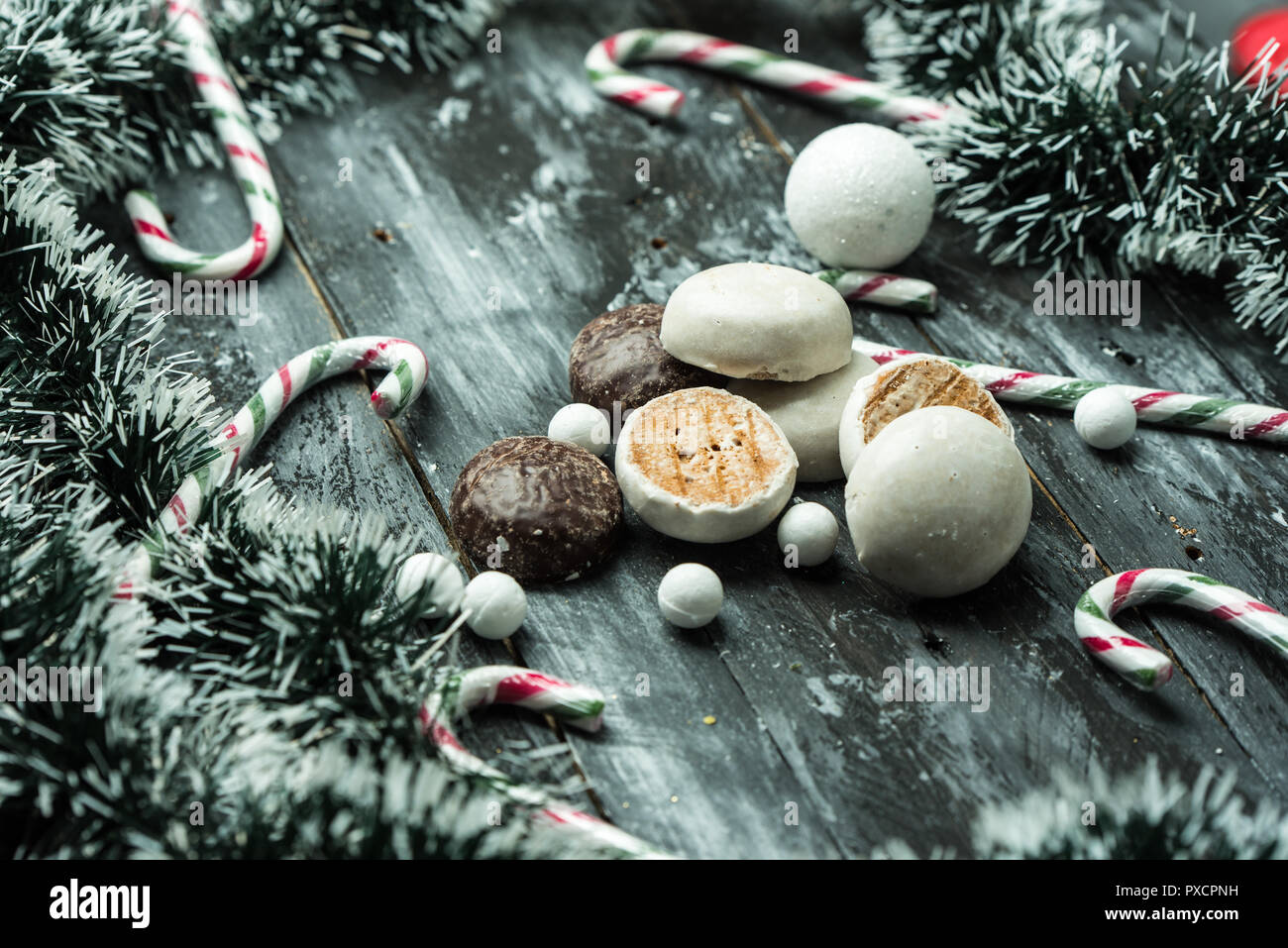 Weihnachten Süße, Schokolade Lebkuchen auf hölzernen Hintergrund Stockfoto