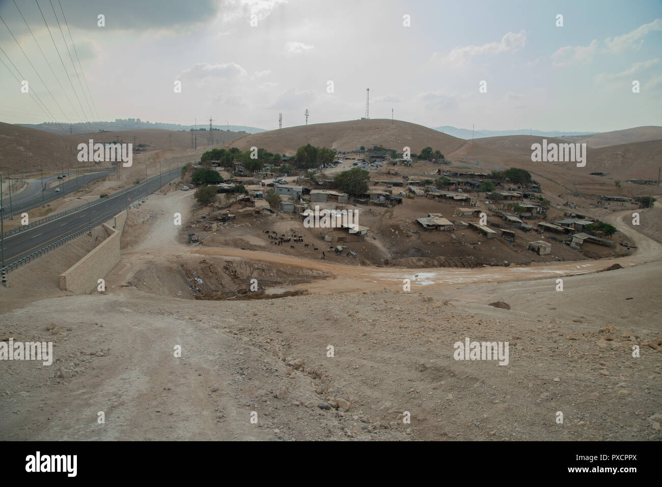 Die bedrohte Beduinen Dorf Khan al-Ahmar durch die israelische Siedlung, der gesetzt wird, es ist Land zu übersehen. Westjordanland, Palästina, 17/10/2018 Stockfoto