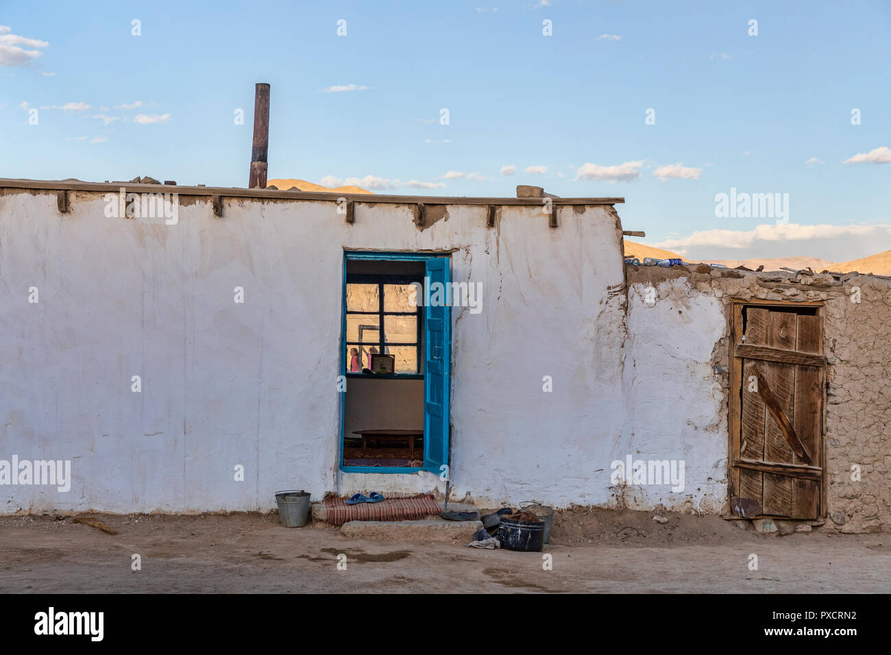 Weiß getünchtes Haus Pamiri am Goldenen Stunde, Bulunkul Dorf, Pamir Highway, Gorno Badakhshan, Tadschikistan Stockfoto