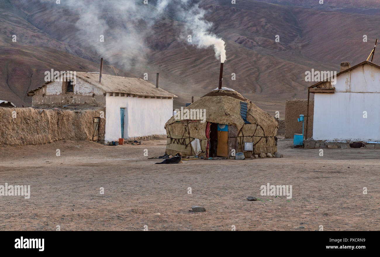 Jurte mit Rauch aus der Schornstein, Bulunkul Dorf, Pamir Highway, Gorno Badakhshan, Tadschikistan Stockfoto