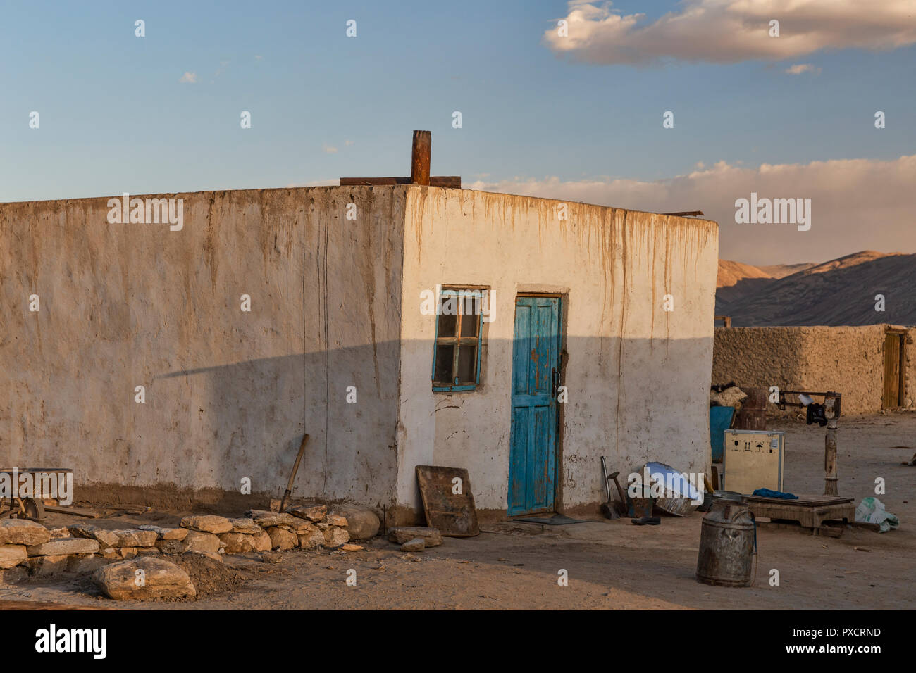 Weiß getünchtes Haus Pamiri am Goldenen Stunde, Bulunkul Dorf, Pamir Highway, Gorno Badakhshan, Tadschikistan Stockfoto