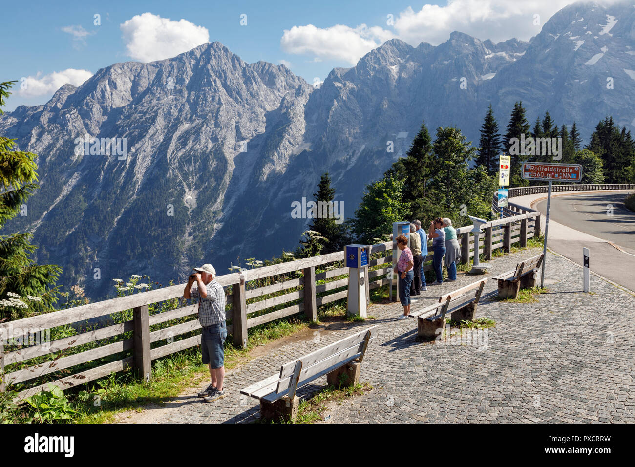 Touristen, die auf der Suche den Ausblick vom Rossfeld Panoramastraße, Bayern, Deutschland Stockfoto