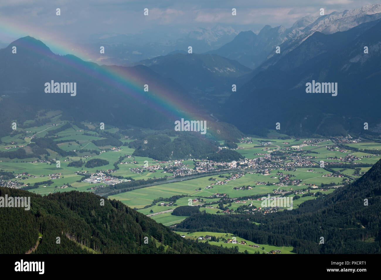 Blick auf das Salzachtal in Österreich mit Regenbogen über Golling an der Salzach vom Rossfeld Panoramastraße, Bayern, Deutschland Stockfoto