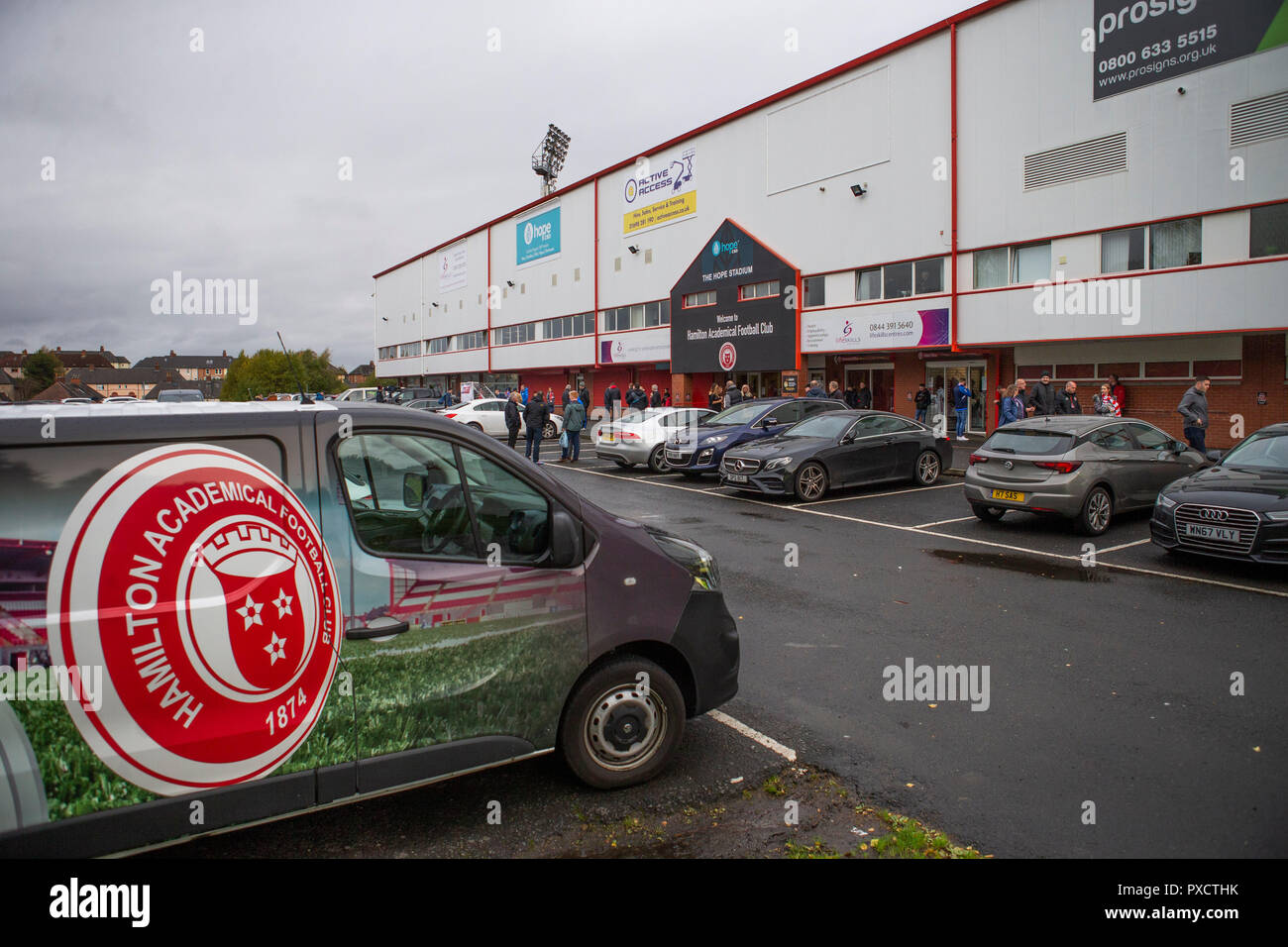 Eine allgemeine Ansicht außerhalb des Stadions vor der Ladbrokes Scottish Premier League Match an der Hoffnung CBD Stadium, Hamilton. Stockfoto