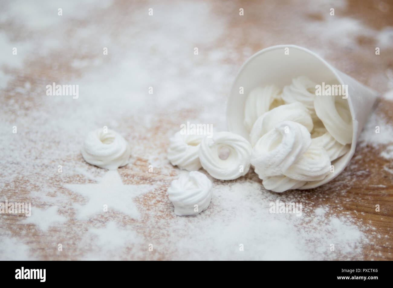 Weihnachten Innenraum mit Baiser Ringe und Puderzucker Sterne Stockfoto