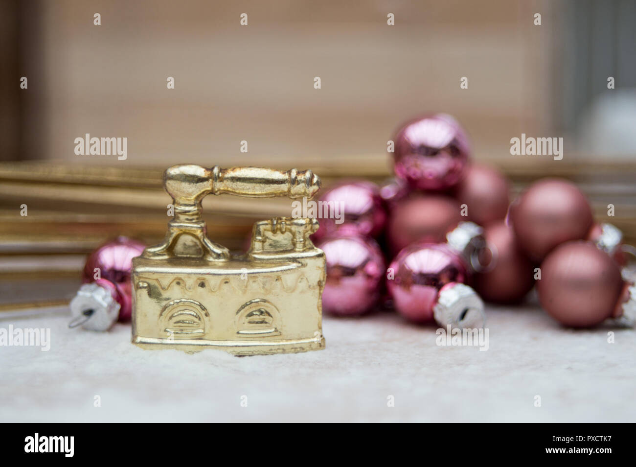 Weihnachten Innenraum mit Kupfer Bügelmaschine und Glaskugeln Stockfoto